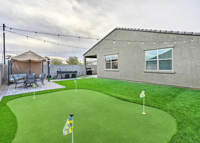 Hot Tub, Putting Green! New-build * Glendale