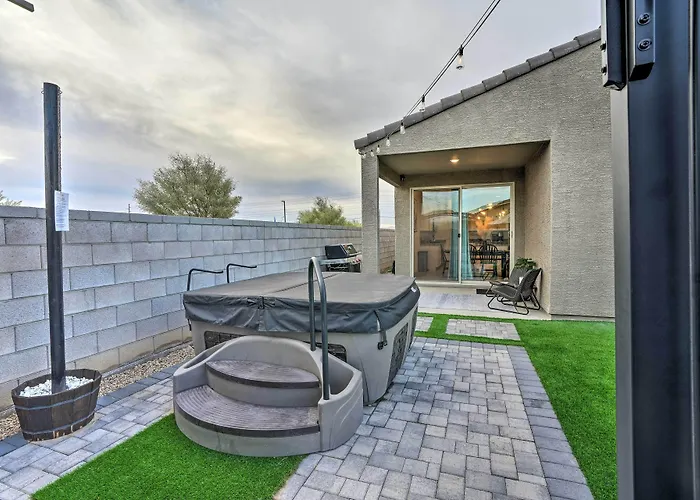 Hot Tub, Putting Green! New-build * Glendale